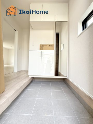 明石市魚住町長坂寺　新築戸建の玄関|【ホームページに現地動画掲載中】●年中無休：当日予約可●玄関にはコの字型のシューズボックスを完備！