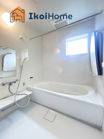 魚住町錦が丘3期　3号棟　新築の浴室|【ホームページに現地動画掲載中】●年中無休：当日予約可●1坪ユニットバス。足を延ばしてご入浴可能♪