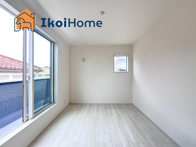 魚住町錦が丘3期　3号棟　新築の寝室|【ホームページに現地動画掲載中】●年中無休：当日予約可●バルコニーに面した明るいお部屋です♪