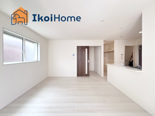 魚住町錦が丘3期　3号棟　新築の居間・リビング|【ホームページに現地動画掲載中】●年中無休：当日予約可●LDK15帖は三面採光で明るい団欒スペース♪