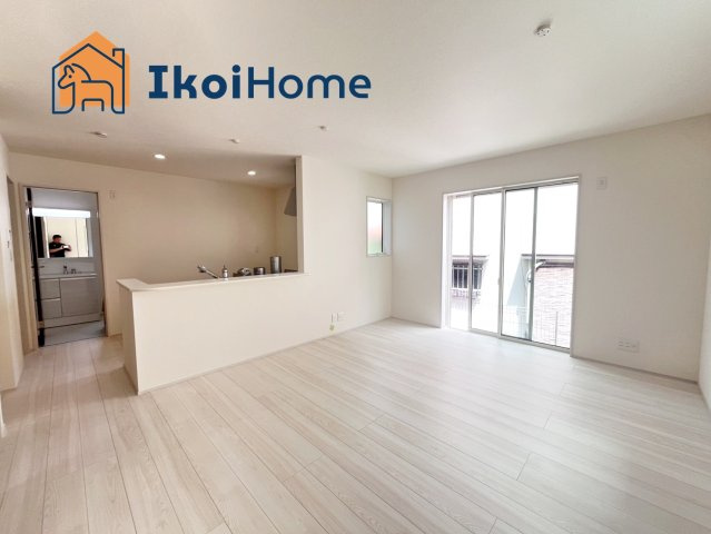 魚住町錦が丘3期　3号棟　新築の居間・リビング|【ホームページに現地動画掲載中】●年中無休：当日予約可●広々LDKは開放感があり、大型家具も設置可能