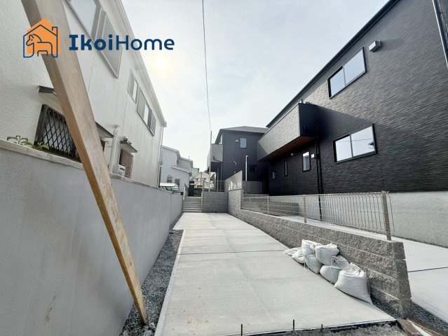 明石市大久保町山手台2丁目24-1期　全2棟1号棟　新築戸建の前面道路含む現地写真|【ホームページに現地動画掲載中】●年中無休：当日予約可●無料送迎！最短10分でお迎えに向かいます！