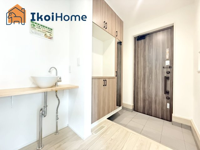 明石市大久保町山手台2丁目24-1期　全2棟2号棟　新築戸建の玄関|【ホームページに現地動画掲載中】●年中無休：当日予約可●玄関手洗い器付。LDKに菌を持込む事なく安心