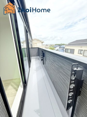 明石市大久保町山手台2丁目24-1期　全2棟2号棟　新築戸建のバルコニー|【ホームページに現地動画掲載中】●年中無休：当日予約可●南向きバルコニーで陽当り良好。お洗濯楽々です