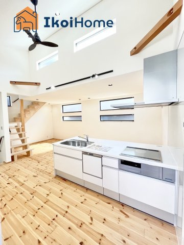 明石市朝霧東町2丁目　新築戸建のキッチン|三口コンロには火口にＳＩセンサーを搭載し、「立ち消え安全装置」、「消し忘れ消火機能」の安全機能を搭載