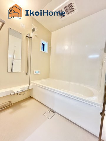 明石市朝霧東町2丁目　新築戸建の浴室|●浴室暖房乾燥機もついています。寒い時期は暖房、梅雨時期は乾燥機能を使えば大変便利でございます。