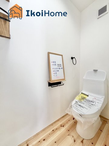 明石市朝霧東町2丁目　新築戸建のトイレ|●1階・2階のウォッシュレット付のお手洗いになります。水の使用量が少ない節水タイプになっています。