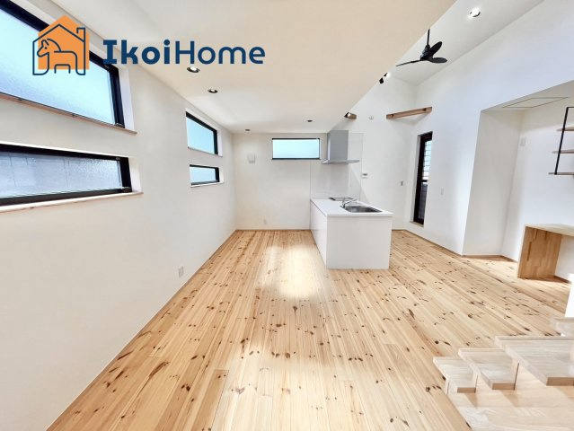 明石市朝霧東町2丁目　新築戸建の居間・リビング|2階のLDK15.4帖でございます。人気のカウンターキッチンからは室内が見渡せます。