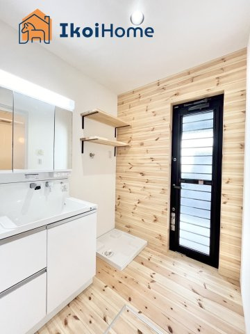 明石市朝霧東町2丁目　新築戸建の洗面所|●年中無休：当日予約可●人気の三面鏡・ハンドシャワー水栓の付いた洗面台でございます。勝手口ございます