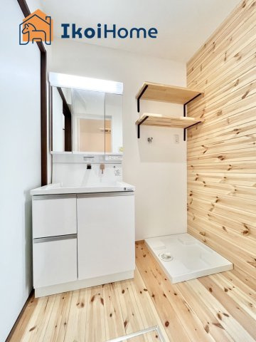 明石市朝霧東町2丁目　新築戸建の洗面所|洗面台のある洗面室は収納が少ないので、吊戸棚・収納棚・床下収納の追加工事をご依頼頂く事が多いです。