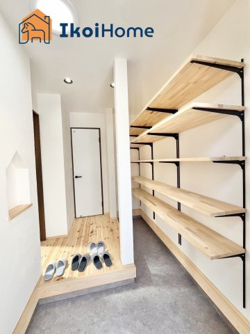 明石市朝霧東町2丁目　新築戸建の玄関|●年中無休：当日予約可●木目のかわいい色の玄関です。人気のスマート電子気キー付です。