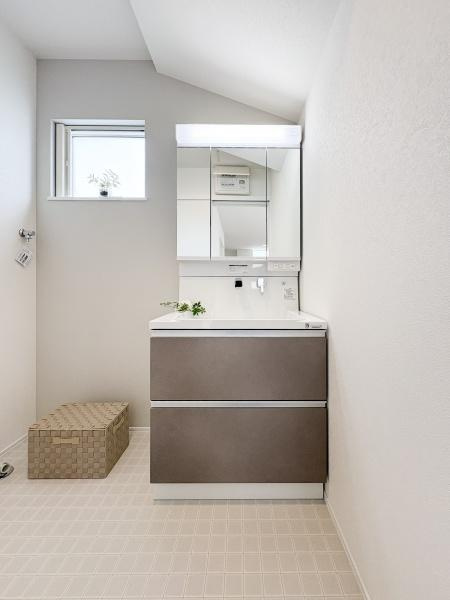 横尾　新築の独立洗面台|窓付きで通気性も感じられる洗面所です。引き出しや鏡面収納が豊富で洗面台周りがすっきりと片付きます。