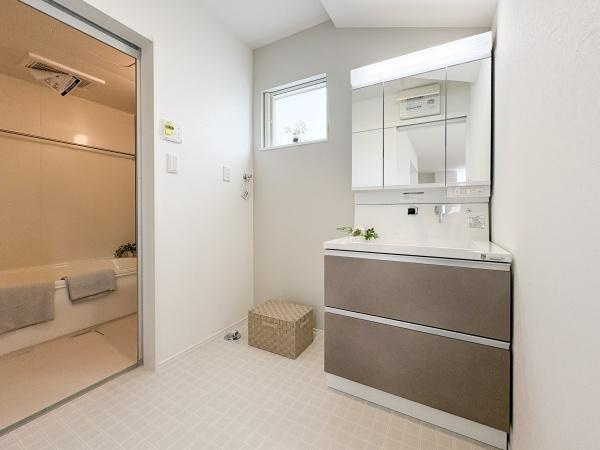 横尾　新築の独立洗面台|ゆとりある洗面スペース。
収納付き三面鏡で整理整頓もしやすく、毎日の身支度が快適に行えます。