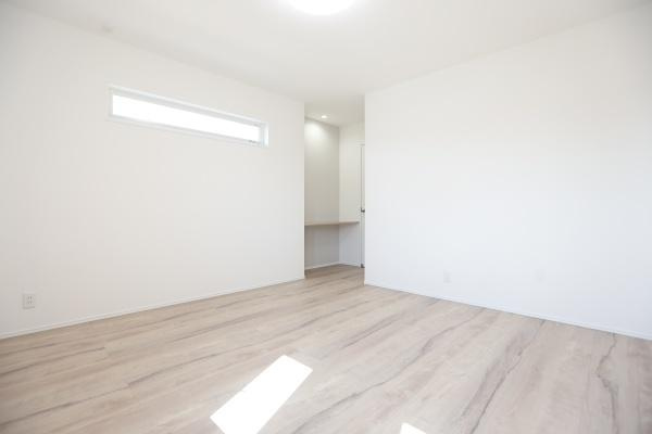 横尾　新築の洋室|約8.9帖の主寝室。
ダブルベッド2台を並べられる広さで、お子さまと一緒でも安心。