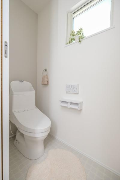 横尾　新築のトイレ|小窓があるため換気がしやすく、明るい雰囲気のトイレです。