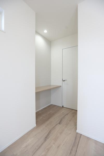 横尾　新築の洋室|明るい日差しが差し込む洋室です。オープンクローゼットでお部屋を広く使えます♪