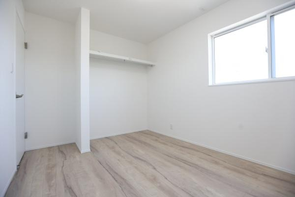 横尾　新築の玄関|白を基調とした玄関はシンプルで清潔感のある印象です。すっきりとしたデザインが空間を広く感じさせます。明るい採光が玄関全体をやわらかく照らします。