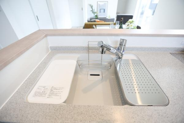 横尾　新築のキッチン|シンク内にはスライド式の水切りプレートやサポートボードが備わっており、洗った野菜の水切りや、調理スペースの拡張など、用途に合わせて活用できます。