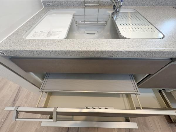 横尾　新築のキッチン|シンク内にはスライド式の水切りプレートやサポートボードが備わっています。引き出しの中も空間利用したスライド棚などがあり、用途に合わせてお使いいただけます。