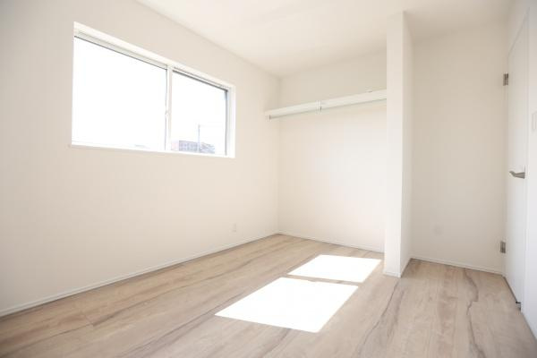 横尾　新築の居間・リビング|キッチンからご家族の様子が見渡せる設計なので小さいお子様がいるご家庭でも安心です。