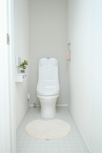 横尾　新築のトイレ|シンプルな内装のトイレは清潔感を感じさせる空間です。柔らかな色合いの床と壁が穏やかな雰囲気を演出します。