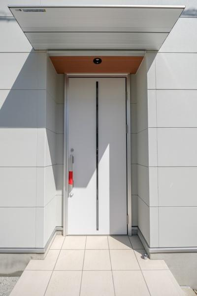 横尾　新築の玄関|シンプルで洗練された玄関ドアが印象的な外観です。