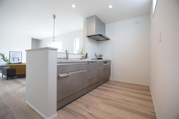 横尾　新築の居間・リビング|リビング階段を採用！帰宅後すぐに顔を合わせられる動線。子育て中のご家庭にうれしい、家族のつながりを大切にした間取りです。