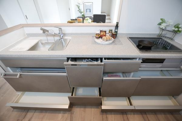 横尾　新築のキッチン|落ち着いたカラーで統一した、上質感のあるキッチンデザイン。ダイニングとつながるスムーズな動線。配膳や片付けもラクにこなせます。