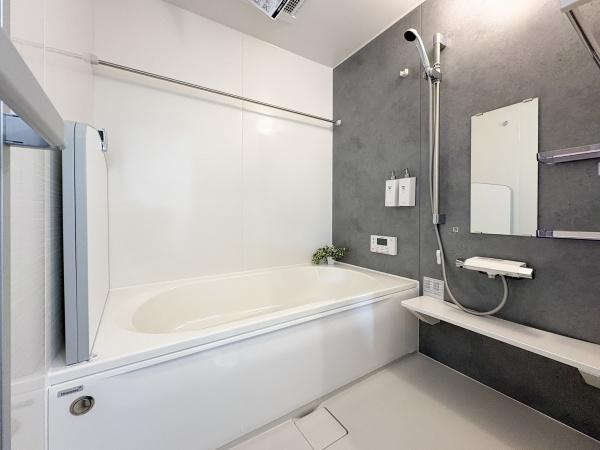 横尾　新築の浴室|落ち着いた壁面が上品な浴室です♪浴室暖房乾燥機が付いており、寒い日でも暖かく快適に入浴でき、洗濯物も乾かせるので便利です。