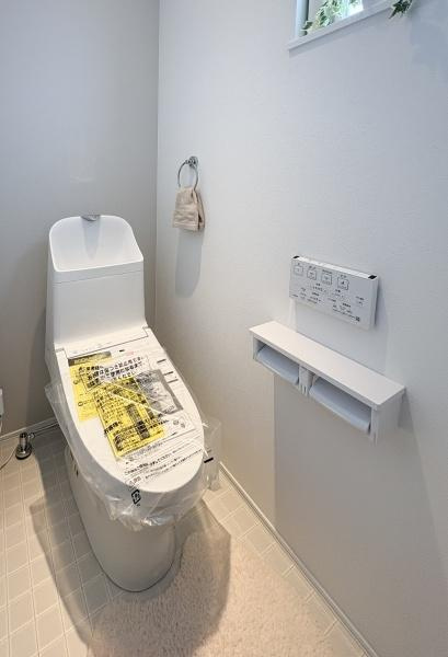 横尾　新築のトイレ|小窓があるため換気がしやすく、明るい雰囲気のトイレです。