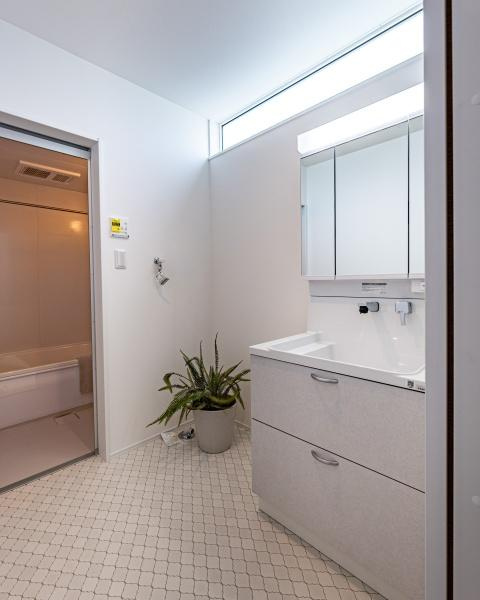 小佐井Ｎ新築の収納|洗面やトイレ等の日用品のストックや掃除道具などを収納可能です。
動線を意識した位置に収納を配置。必要な時にすぐに出し入れしやすく便利です。
