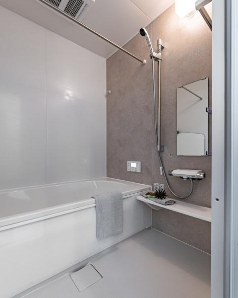 小佐井Ｎ新築の独立洗面台|三面鏡裏にも収納あり、散らかりがちな小物を丸ごと隠せます。
