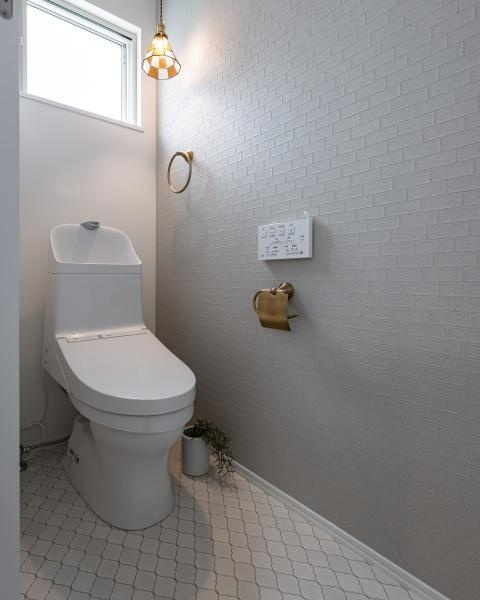 小佐井Ｎ新築の浴室|こちらはベンチタイプの浴槽です。腰をかけてゆっくりリラックスして過ごせます。お子様と一緒に入浴する際や、半身浴を楽しむ際にも便利なデザインです。