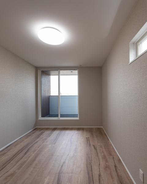 小佐井Ｎ新築の洋室|落ち着きのあるグレーの壁がアクセントになった洋室です。大きな窓からは自然光がしっかり差し込み室内を明るくしてくれます。