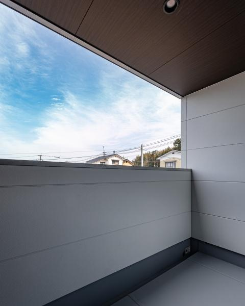 小佐井Ｎ新築の洋室|6.8帖の寝室です。ウォークインクローゼットを備えており、バルコニーから取り込んだ洗濯物や布団などスムーズに収納できます。