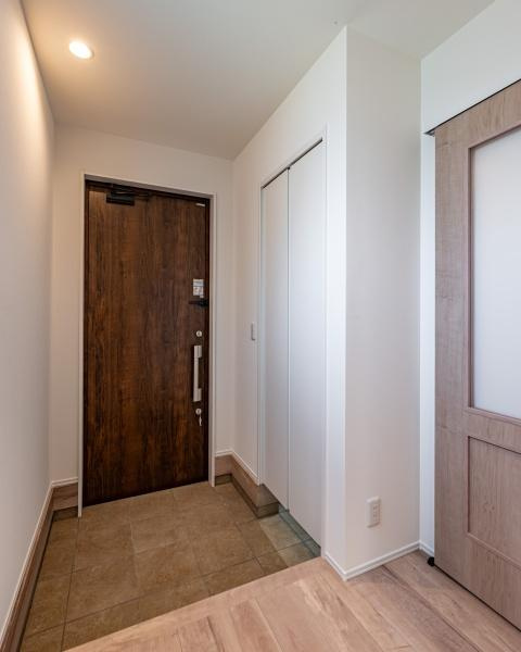 小佐井Ｎ新築のバルコニー|ゆったりとしたスペースのバルコニーです。高めの壁でプライバシーが保たれます。床面も広々としており使い勝手が良い造りです。屋根付きのため天候の影響も受けにくいです。