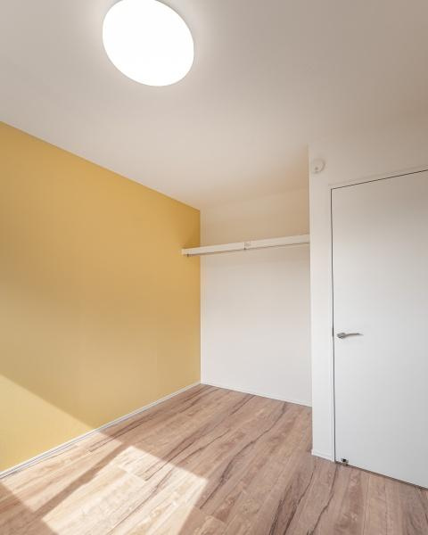 小佐井Ｎ新築の居間・リビング|高めの位置に設置された横長の高窓により、外からの視線を遮りつつ、柔らかな自然光を効率的に取り込んでいます。