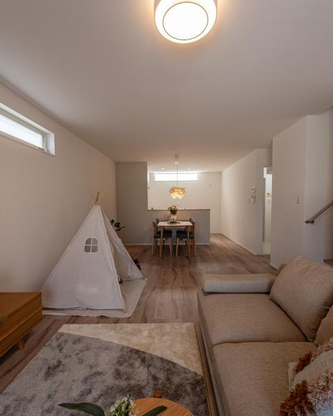 小佐井Ｎ新築の居間・リビング|明るい光が差し込むリビングはゆったりとした空間が広がります。ダイニングとリビングがひと続きになっているため使い勝手も良好です。