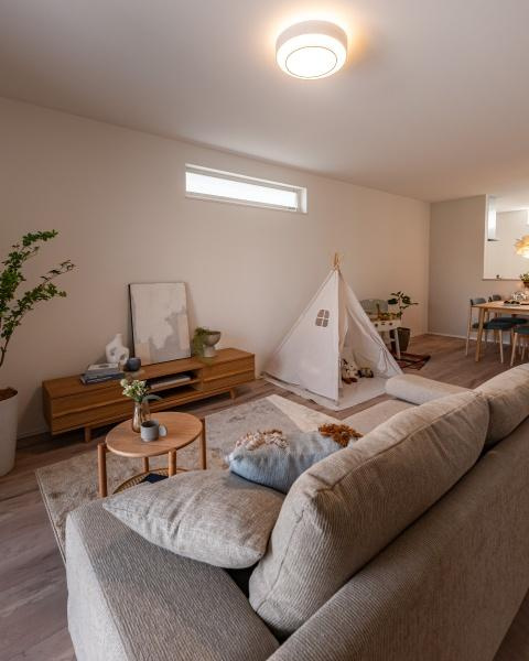 小佐井Ｎ新築の洋室|約6.8帖の洋室です。ベージュグレーのアクセントクロスがおしゃれな印象です♪