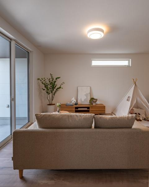 小佐井Ｎ新築の洋室|明るい日差しが差し込む洋室です。オープンクローゼットでお部屋を広く使えます♪