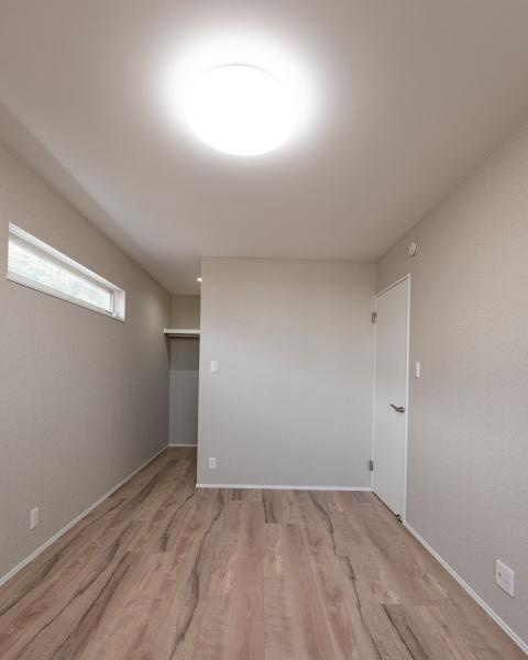 小佐井Ｎ新築の収納|シンプルなデザインの収納スペースが設けられています。使い勝手のよい折れ戸タイプで生活感を感じさせないすっきりとした印象です。壁面に溶け込むカラーで空間を広く感じられます。