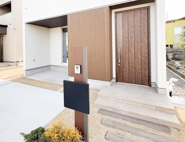 小佐井Ｎ新築の玄関|※写真はイメージです。実際の色や仕様は異なります。