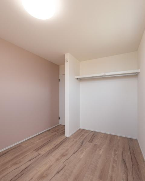 小佐井Ｎ新築の収納|ハンガーパイプが設置されており、整理整頓しやすいウォークインクローゼットです♪