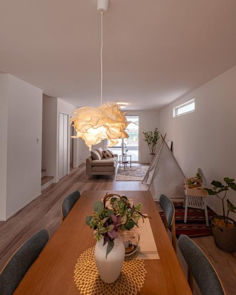 小佐井Ｎ新築の居間・リビング|キッチンからは、リビング全体が見渡せます。家族とコミュニケーションを取りながら、お料理も楽しくできそうです♪