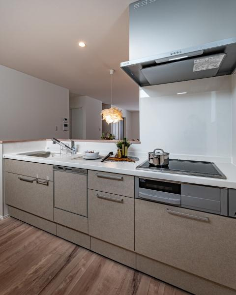 小佐井Ｎ新築のキッチン|収納充実の食器洗浄緩衝器付きのシステムキッチンです。
作業スペースも広く、家事効率もUP♪