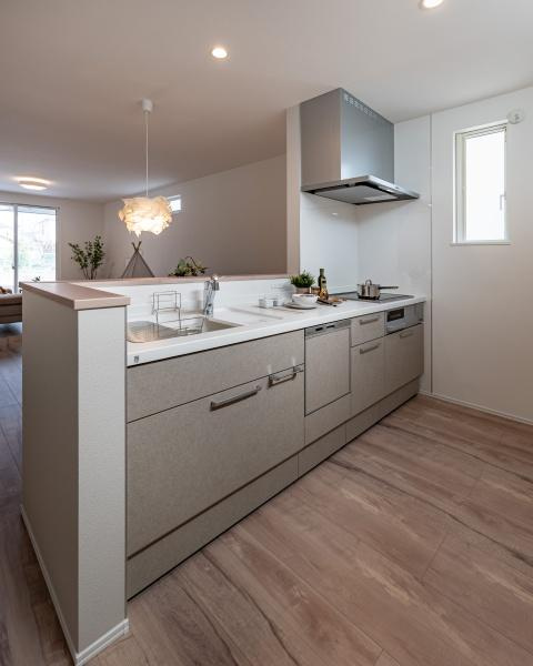 小佐井Ｎ新築のキッチン|高窓も備えた、明るいキッチン！通路幅にも余裕があります。