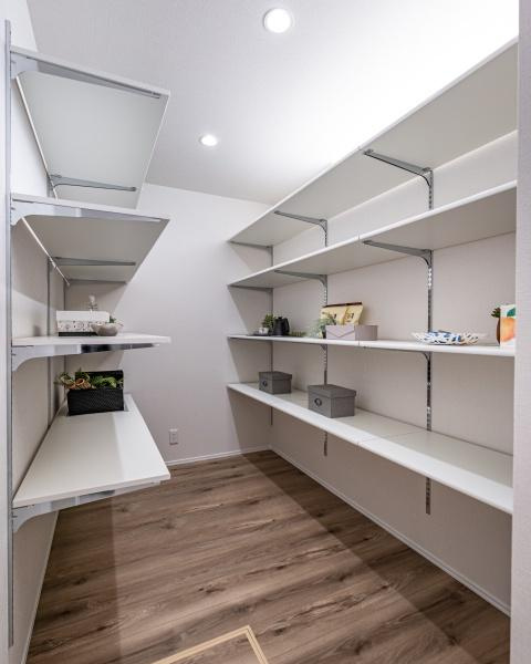 小佐井Ｓ新築の和室|市松模様の畳がおしゃれな和室です♪リビングに隣接した和室は、ドアを開けると空間がつながり、さらに広く感じられます。