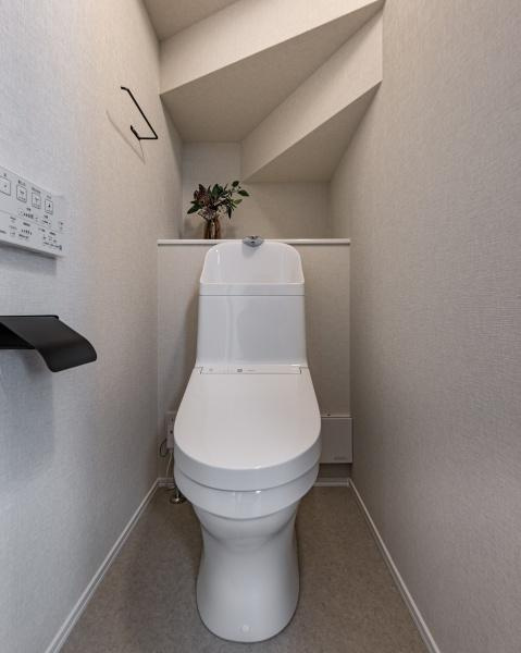 小佐井Ｓ新築の独立洗面台|洗面台には収納スペースが備え付けられており整理整頓にも適しています。大きな鏡が設置されているので身支度にも便利です。窓があるため自然光が入りやすく日中も明るさを感じられる空間です。