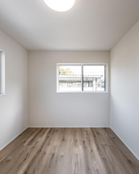 小佐井Ｓ新築の独立洗面台|家事がスムーズに進むよう配慮された家事室。棚の高さ調整が可能で、様々な物の収納に対応します。