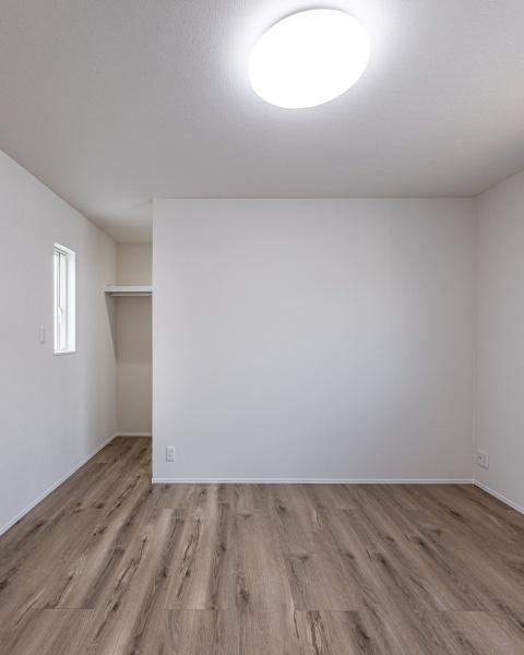 小佐井Ｓ新築の浴室|ナチュラルで落ち着いたトーンが、一日の疲れを癒やすリラックス空間を作り出しています。